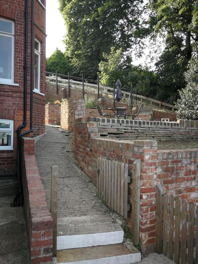 Bed and Breakfast The Grove Whitby Esterno foto